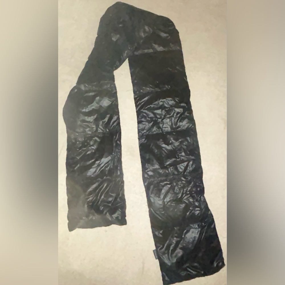 Black puffer scarf by Columbia
